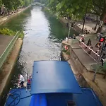 Grand Studio Canal St Martin Paris